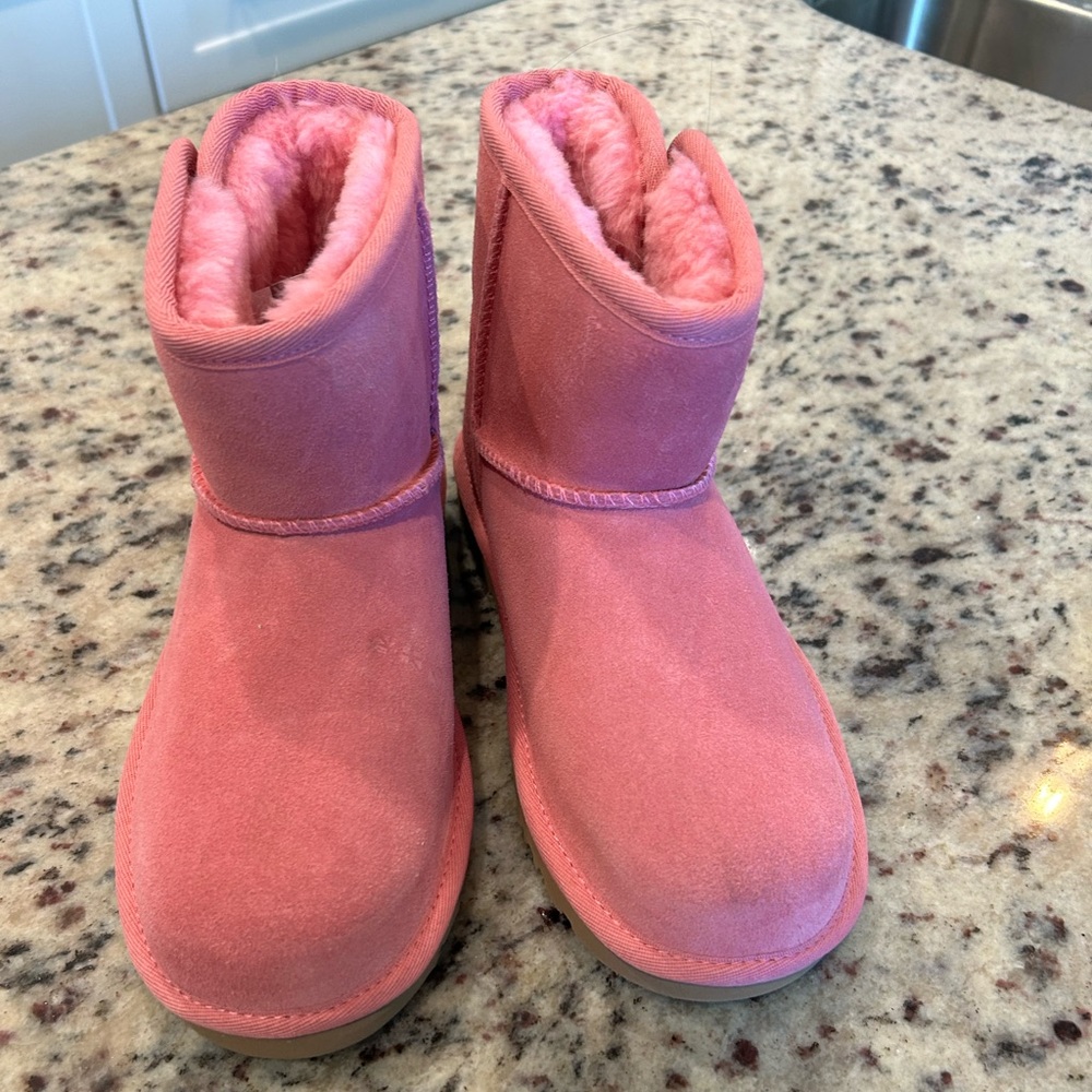NWOT Ugg Jona Boot